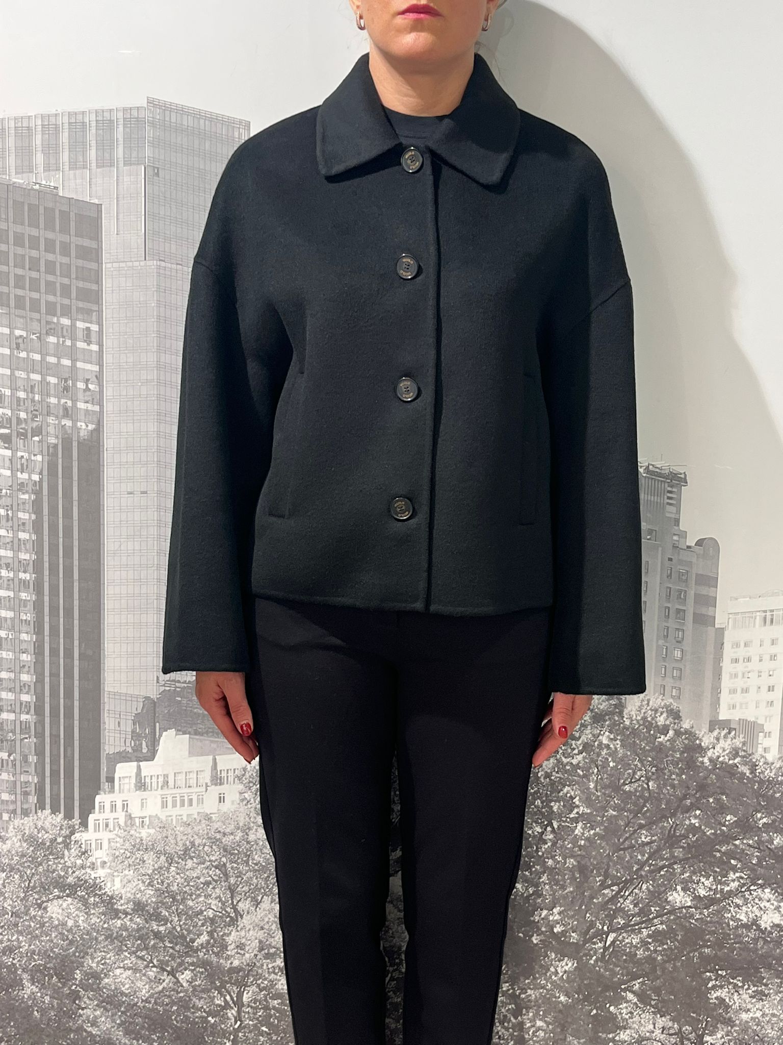 Giacca Cappotto corto maniche lunghe con colletto.