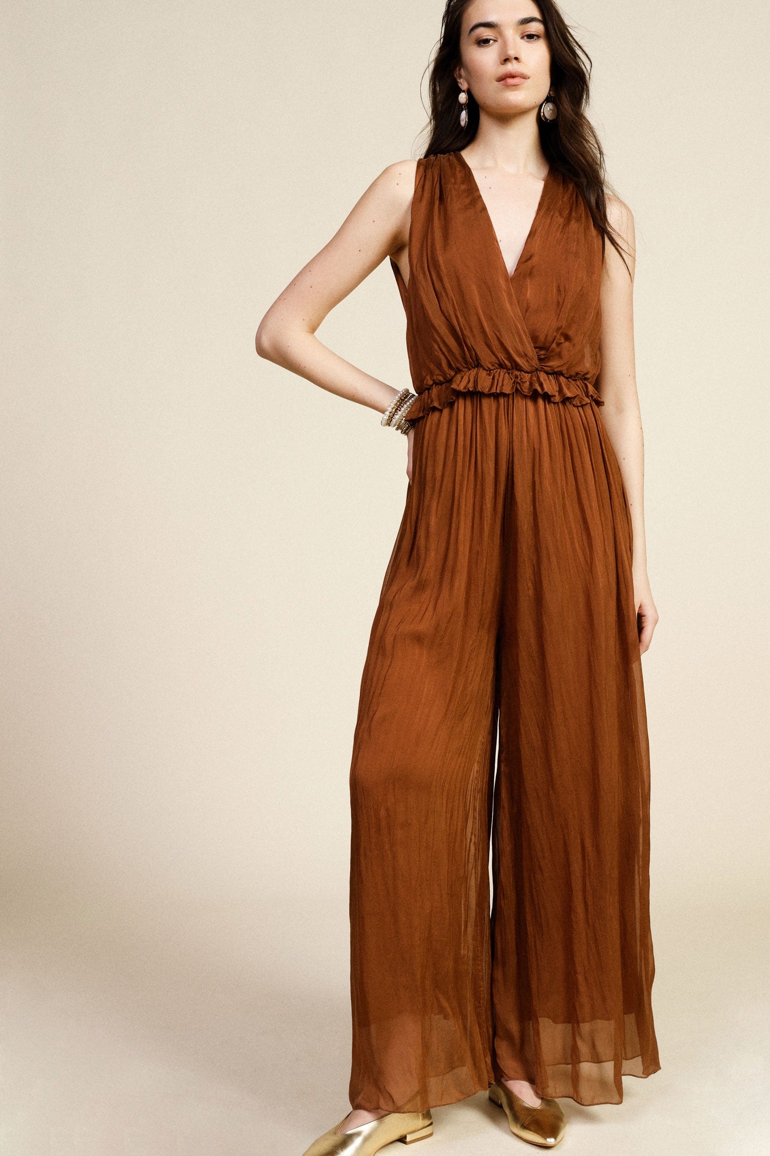 Jumpsuit senza maniche con scollo a v e vita arricciata