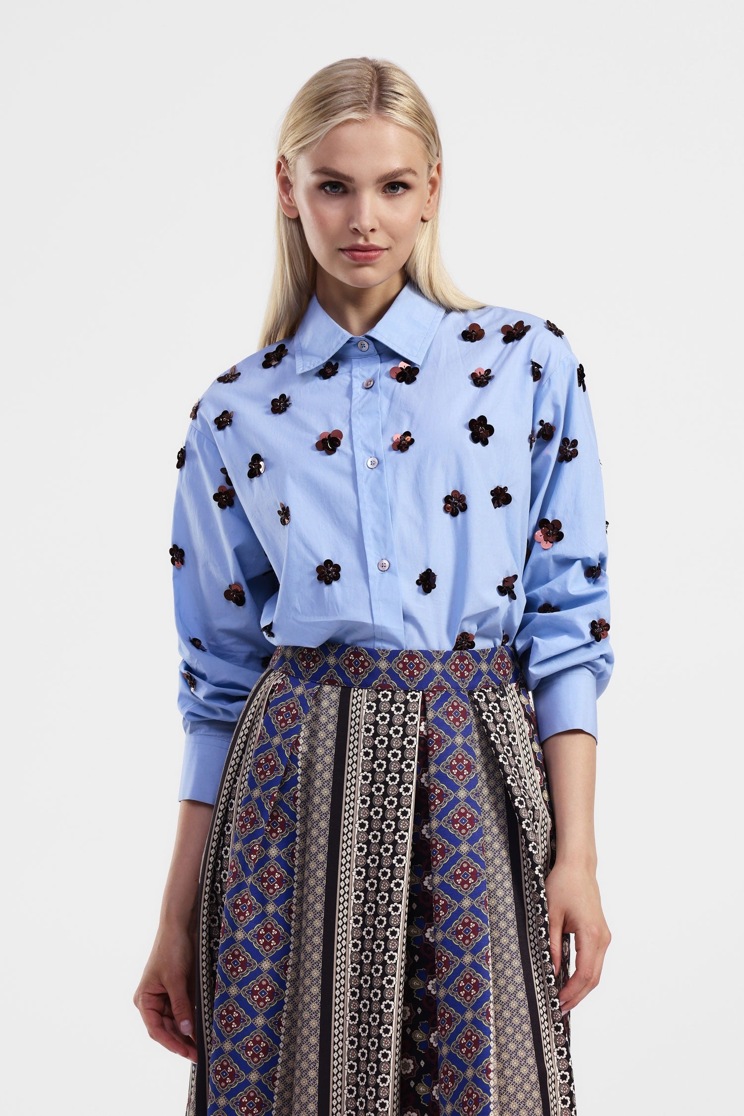 Camicia con fiori decorativi