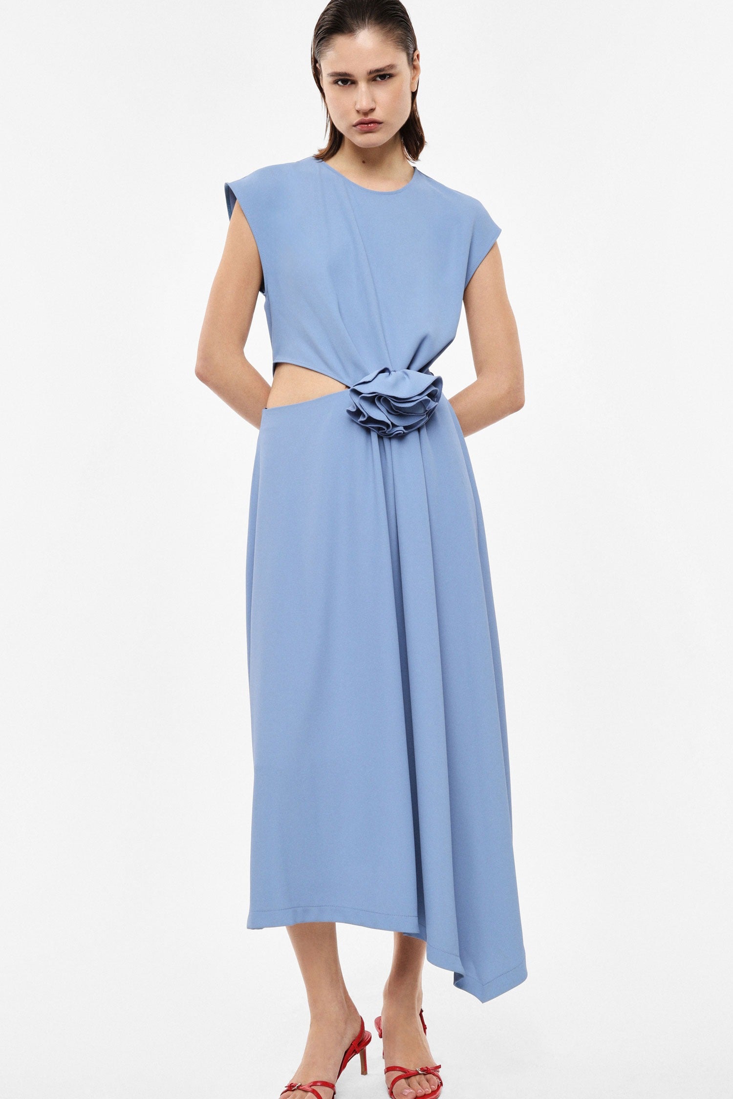 Abito midi senza maniche con cut-out e fiore