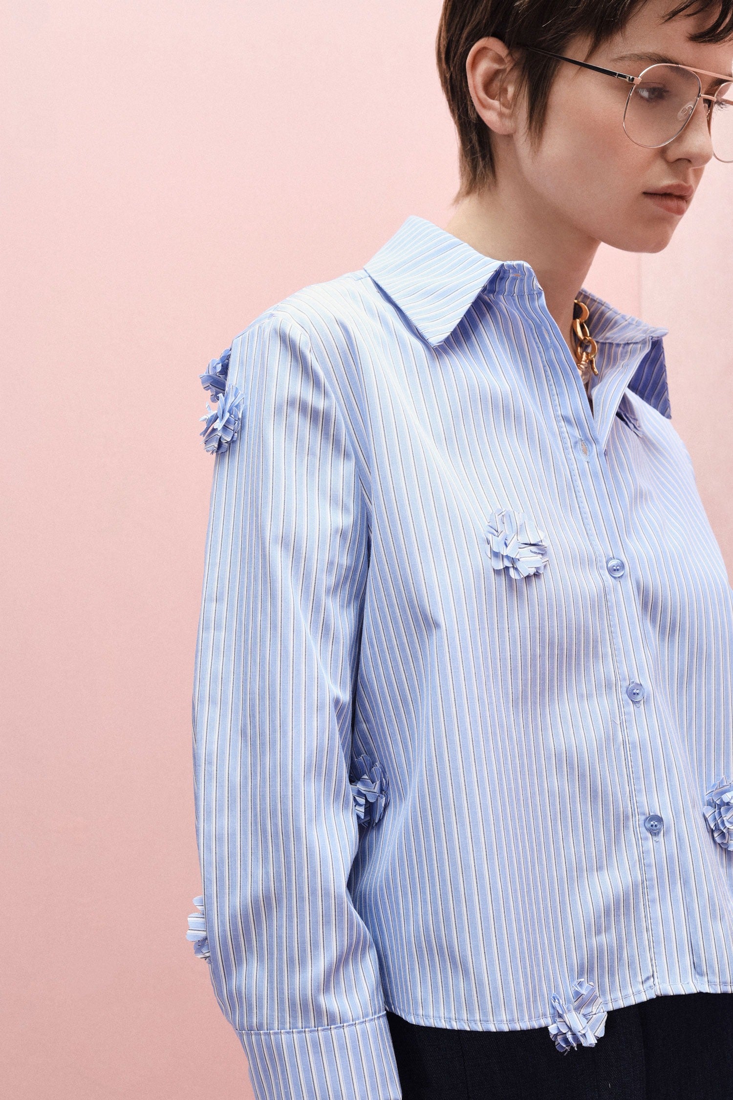 Camicia a righe con dettagli floreali applicati