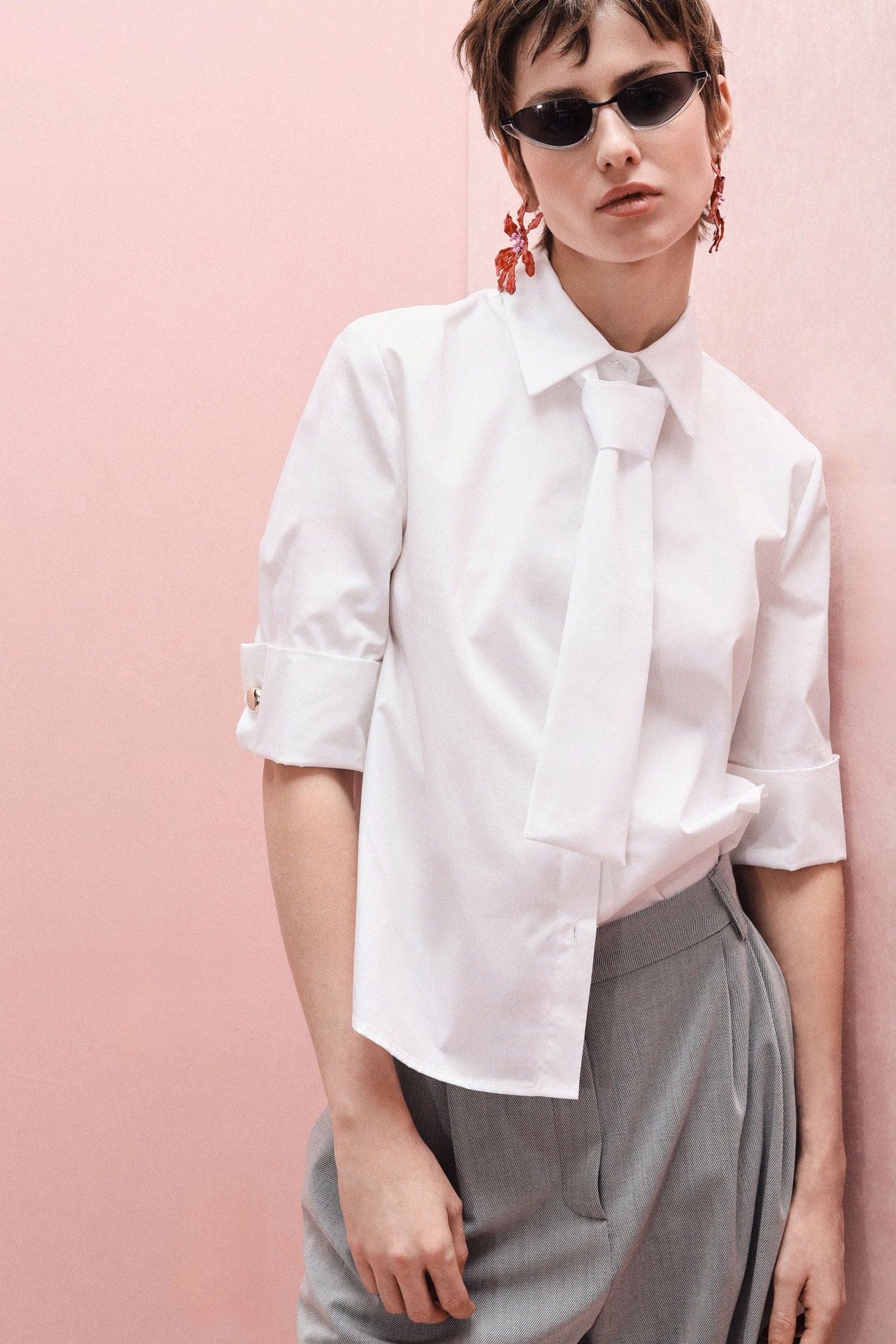 Camicia con maniche risvoltate e cravatta applicata